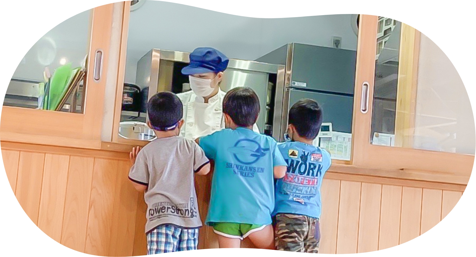 キッチンの様子を見る園児たち